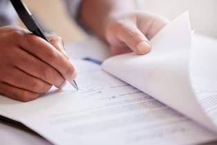 Zaskakujące dane. Nie czytają i podpisują. Co trzeci Polak zaciąga kredyt w ciemno