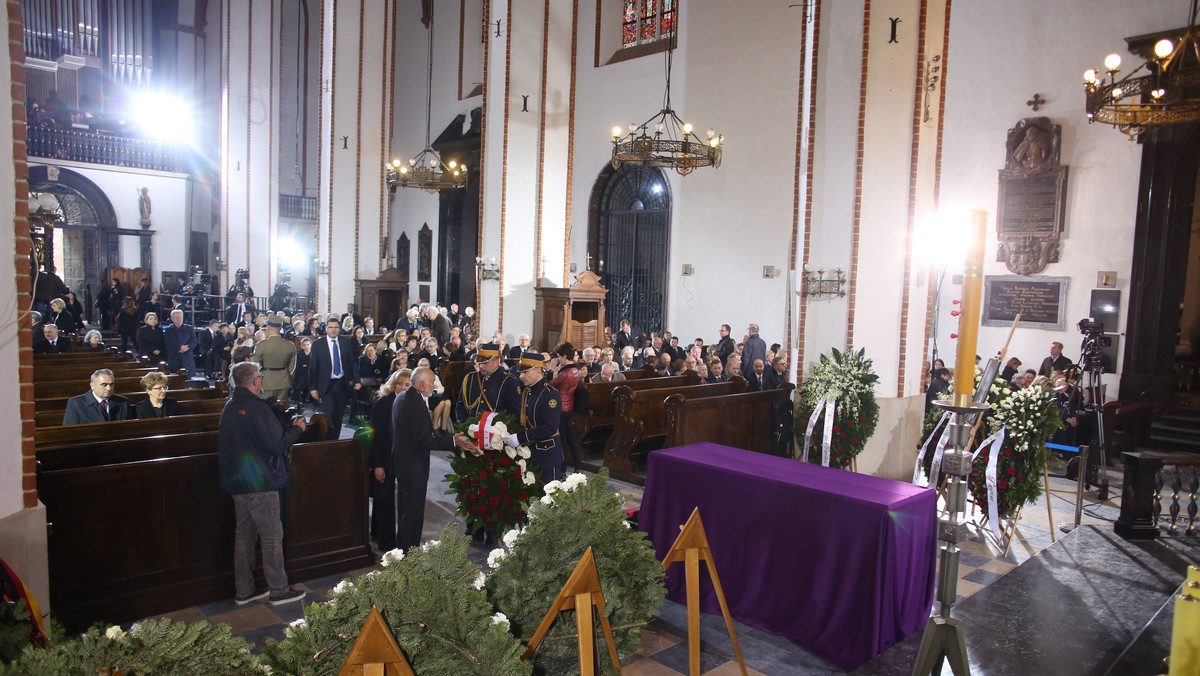 W Warszawie rozpoczęły się uroczystości pogrzebowe prof. Władysława Bartoszewskiego. Biorą w nich udział prezydent Bronisław Komorowski, premier Ewa Kopacz, szef Rady Europejskiej Donald Tusk, prezydent Niemiec Joachim Gauck, a także przedstawiciele innych krajów.