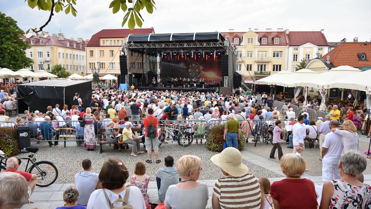 Dzisiaj o godzinie 17.00 w całym Białymstoku rozległ się dźwięk syren, a mieszkańcy na chwilę przystanęli w zadumie. W ten sposób uczcili pamięć warszawskich powstańców. Dzisiaj przypada rocznica wybuchy Powstania Warszawskiego.