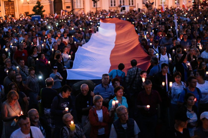 Wrogowie zmian w sądownictwie wciąż walczą. Kolejny dzień protestów