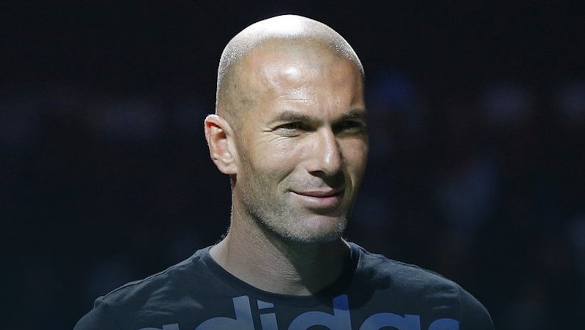 Barca stoi La Masią. Real sukcesu szuka w milionach. Wydał ich już w XXI wieku 1200, a i tak dalej jest drugi. Lek na zło nazywa się Zinedine Zidane. Podobno następca Beniteza i podobno fan Guardioli. Rewolucja zaraz się zacznie, ale łatwo nie będzie.