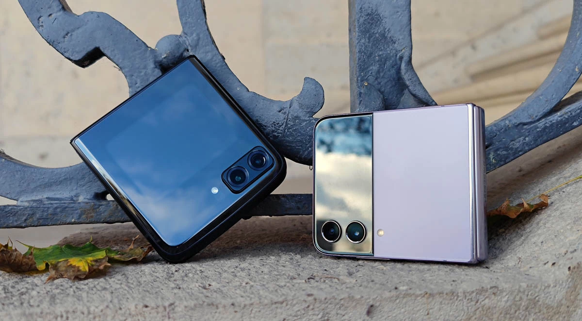 Motorola Razr 2022 (po lewej) to smartfon, który odważnie rzucił wyzwanie hegemonii firmy Samsung i jej modelowi Galaxy Flip 4 (po prawej) na rynku składanych urządzeń typu puderniczka