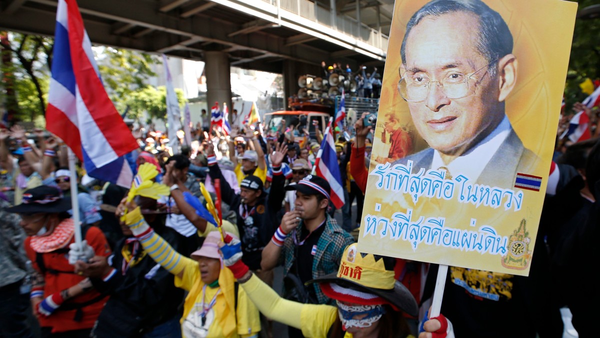 Antyrządowi manifestanci zebrali się przed siedzibą tajlandzkiej policji w Bangkoku. Ich lider zapowiedział, że walka o obalenie rządu premier Yingluck Shinawatry będzie trwała, choć władze podejmują próby rozładowania kryzysu.