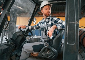 Radnik na viljuškaru