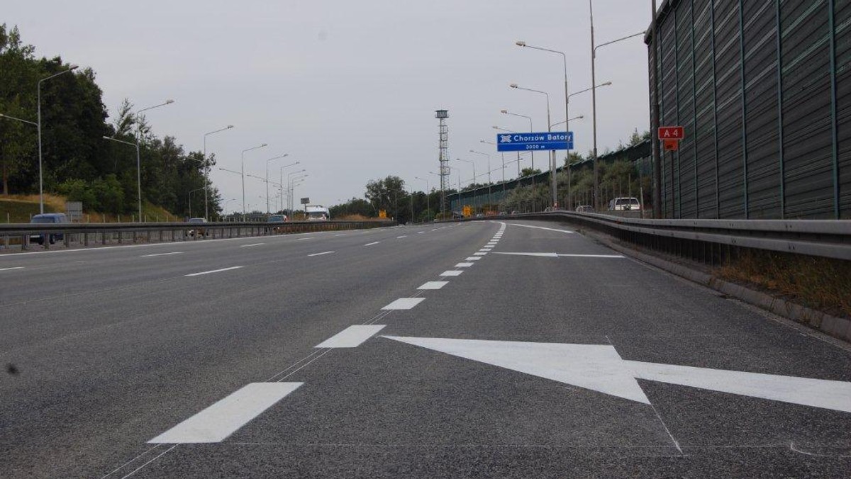 Kierowcy przejeżdżający autostradą A4 muszą uważać. Nogę z gazu należy zdjąć w rejonie Chorzowa i Rudy Śląskiej. Na odcinku między węzłem Batory a Wirek należy spodziewać się utrudnień w ruchu. Drogowcy przystąpili do wymiany nawierzchni.