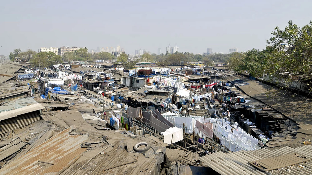 Turyści, którzy chcieliby doświadczyć "ekstremalnej biedy" mogą to zrobić w Mumbaju. Mieszkańcy tamtejszych slumsów oferują miejsce w swoim domu za niewiele ponad 100 złotych za noc. Mimo że pomysł jest mocno krytykowany, chętnych wciąż przybywa.