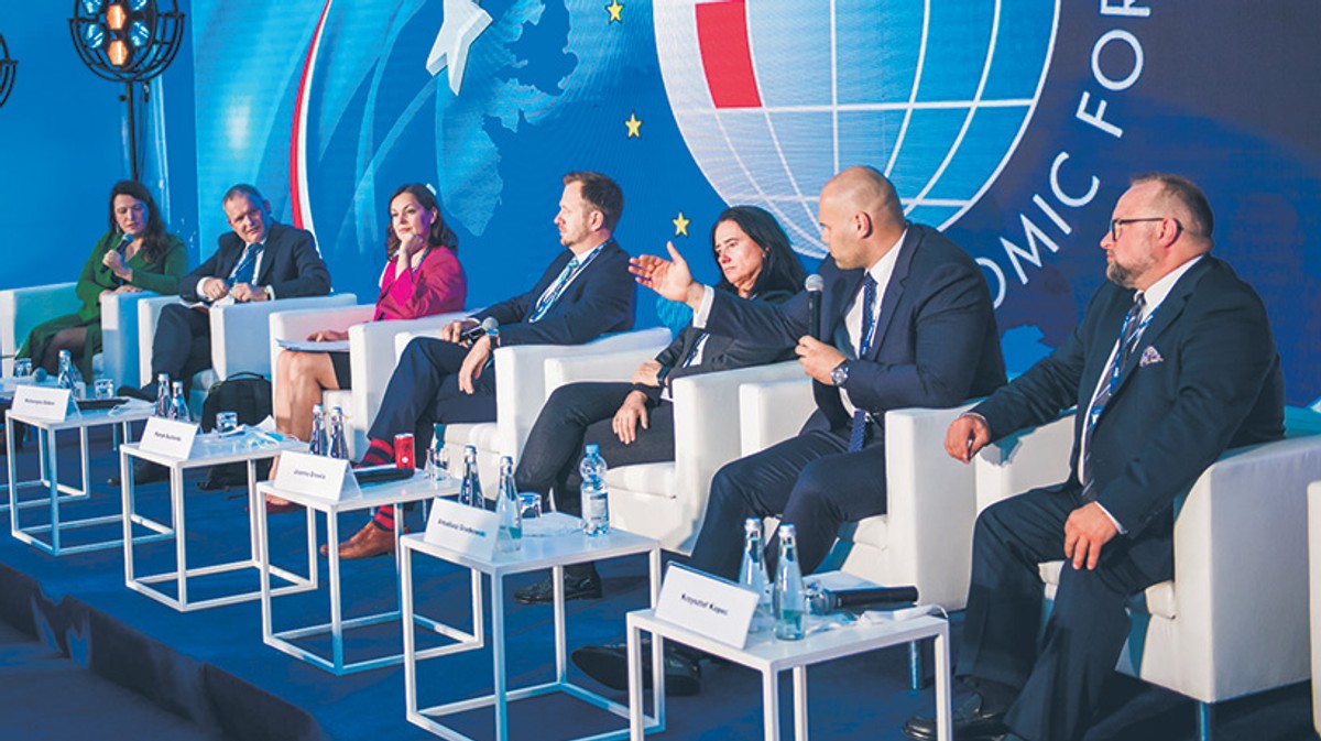 Moderator: Aleksandra Kurowska, redaktor naczelna www.CowZdrowiu.pl. Uczestnicy: Maciej Miłkowski, wiceminister zdrowia, Katarzyna Dubno, dyrektor ds. relacji zewnętrznych i ekonomiki zdrowia w firmie Adamed, Patryk Sucharda, menedżer ds. public affairs w firmie Essity Polska, Joanna Drewla, dyrektor generalna Servier Polska, Arkadiusz Grądkowski, dyrektor generalny w Ogólnopolskiej Izbie Gospodarczej Wyrobów Medycznych POLMED, Krzysztof Kopeć, prezes Polskiego Związku Pracodawców Przemysłu Farmaceutycznego