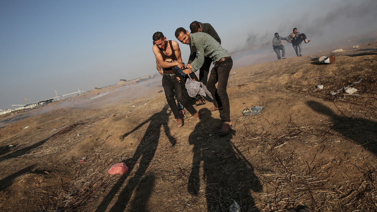 Wczorajszy dzień przyniósł uspokojenie po poniedziałkowych starciach z siłami izraelskimi, w których zginęło 60 osób. Palestyńczycy opłakiwali zmarłych, uczestniczyli w pogrzebach, które przeradzały się w demonstracje. We wtorek zginęło 2 Palestyńczyków - pisze Reuters.