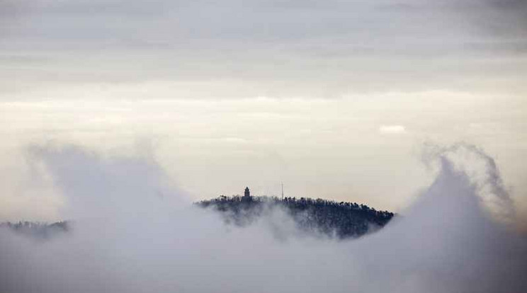 Nem háborgó tenger, hanem csak felhő, mögötte a János-hegyi kilátó / Fotó: MTI - Mohai Balázs