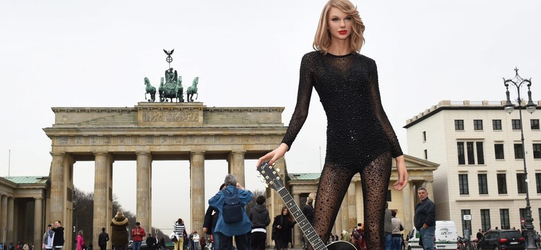 Taylor Swift stanęła przed Bramą Brandenburską. Zgrabna jak oryginał! [ZDJĘCIA]