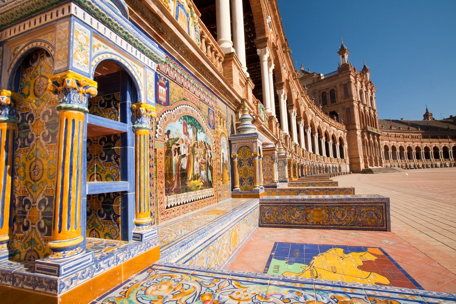 Plaza De Espana w parku Marii Luizy w Sewilli, Andaluzja