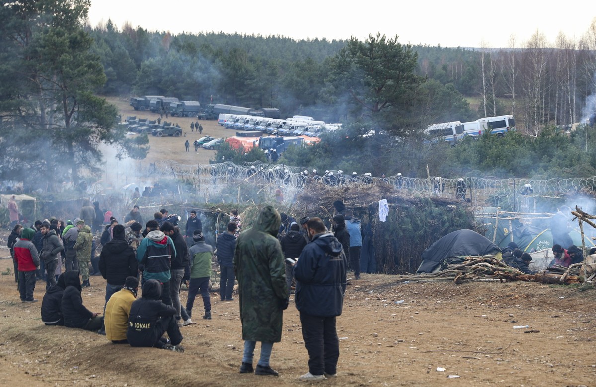 Koczowisko migrantów przy przejściu granicznym w Bruzgach