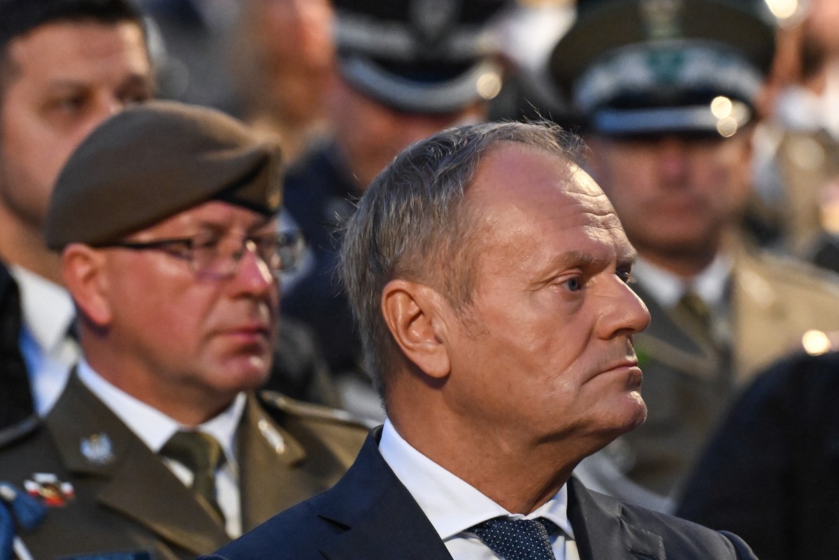 Premier Donald Tusk na Westerplatte podczas obchodów II wojny światowej stoi na tle żołnierzy