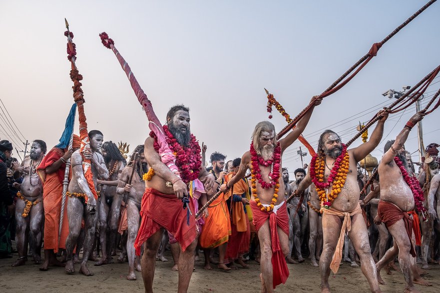 W popielatych twarzach naga sadhu magnetycznie przyciągają przekrwione oczy, pełne ekstazy i haszyszu, na szyjach kołyszą się magiczne „różańce” lub girlandy żółto-pomarańczowych kwiatów