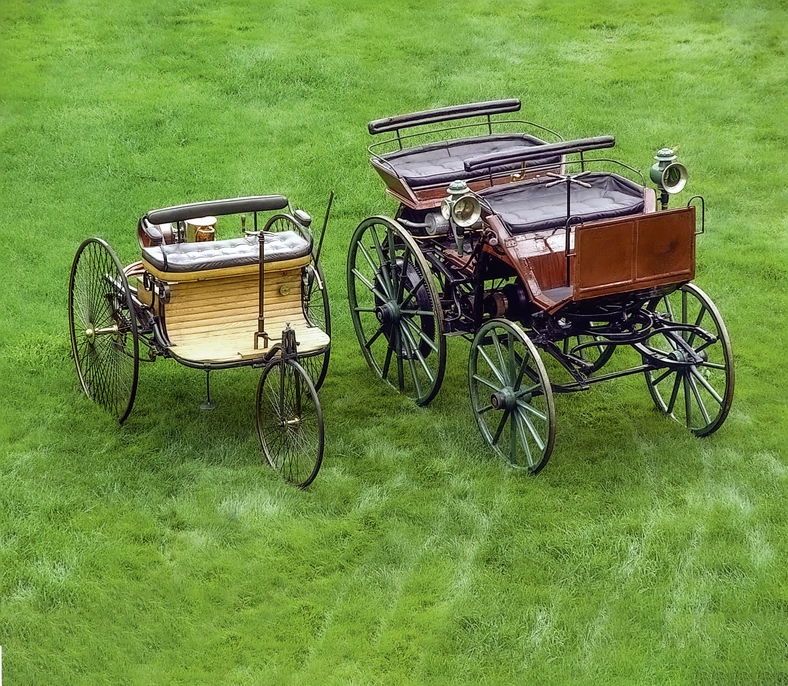 Prawie w tym samym czasie w 1886 roku powstały  Motorwagen Benza i silnikowa bryczka Daimlera.