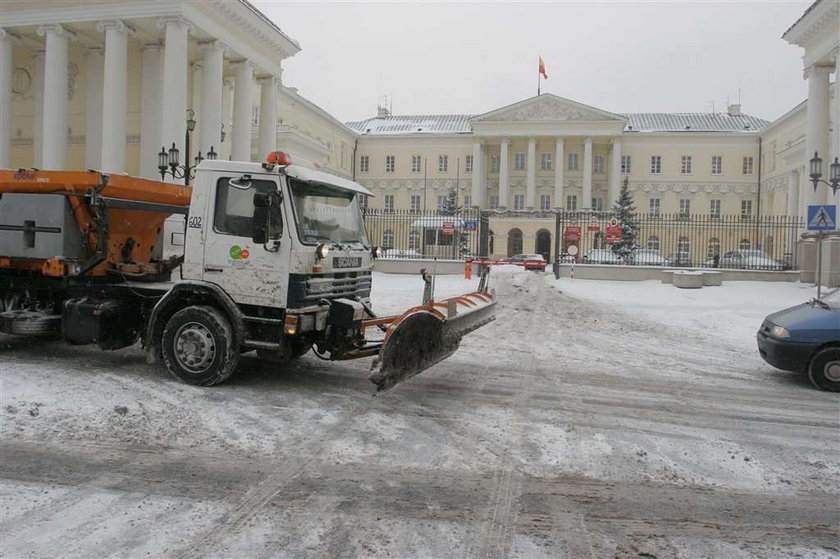 Odśnieżają tylko urzędnikom