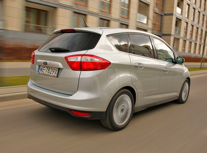 Z czym wam się kojarzą kompaktowe minivany, bo nam z nadmuchanymi autami segmentu C, które są mniej poręczne w mieście i wolniejsze na zakrętach. Po przejażdżce najnowszym fordem c-max diametralnie zmieniamy naszą opinię...