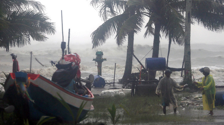 Harminc éve nem látott, pusztitó vihar érkezett a Thai-öböl szigeteihez / EPA/STRINGER THAILAND OUT