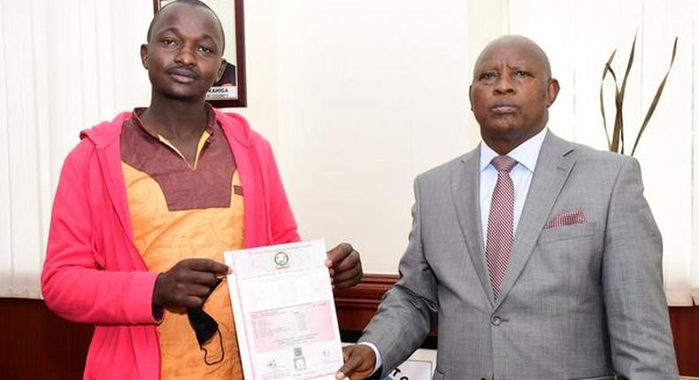 Famous 2NK driver John Muthoni (left) lands lucrative job in Nyeri County Government led by Governor Mutahi Kahiga (right)