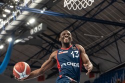 James Eads III wygrał konkurs wsadów. Luke Petrasek najlepiej rzucał za trzy punkty