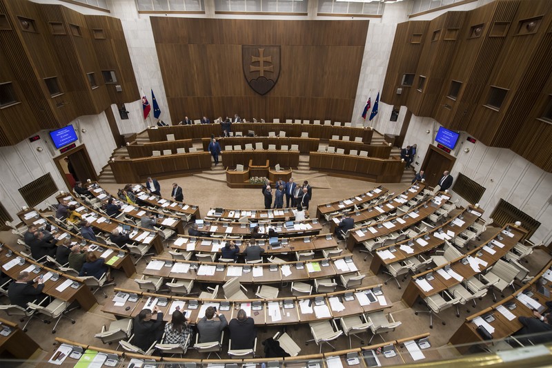 Pre poslanca v roku 2021 je určený plat vo výške 3 060 eur plus paušálne náhrady.