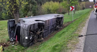 Wypadek autokaru pod Siedlcami. Droga jest zablokowana, są ranni