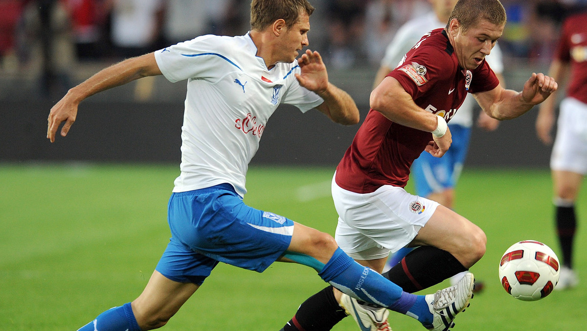 Lech Poznań przegrał 0:1 (0:0) ze Spartą Praga w wyjazdowym spotkaniu III rundy eliminacji Ligi Mistrzów. Grająca bardzo słabo przez większość spotkania Sparta przyspieszyła dopiero w końcówce, ale to wystarczyło do pokonania zespołu Jacka Zielińskiego. Rewanż odbędzie się 4 sierpnia na stadionie w Poznaniu.