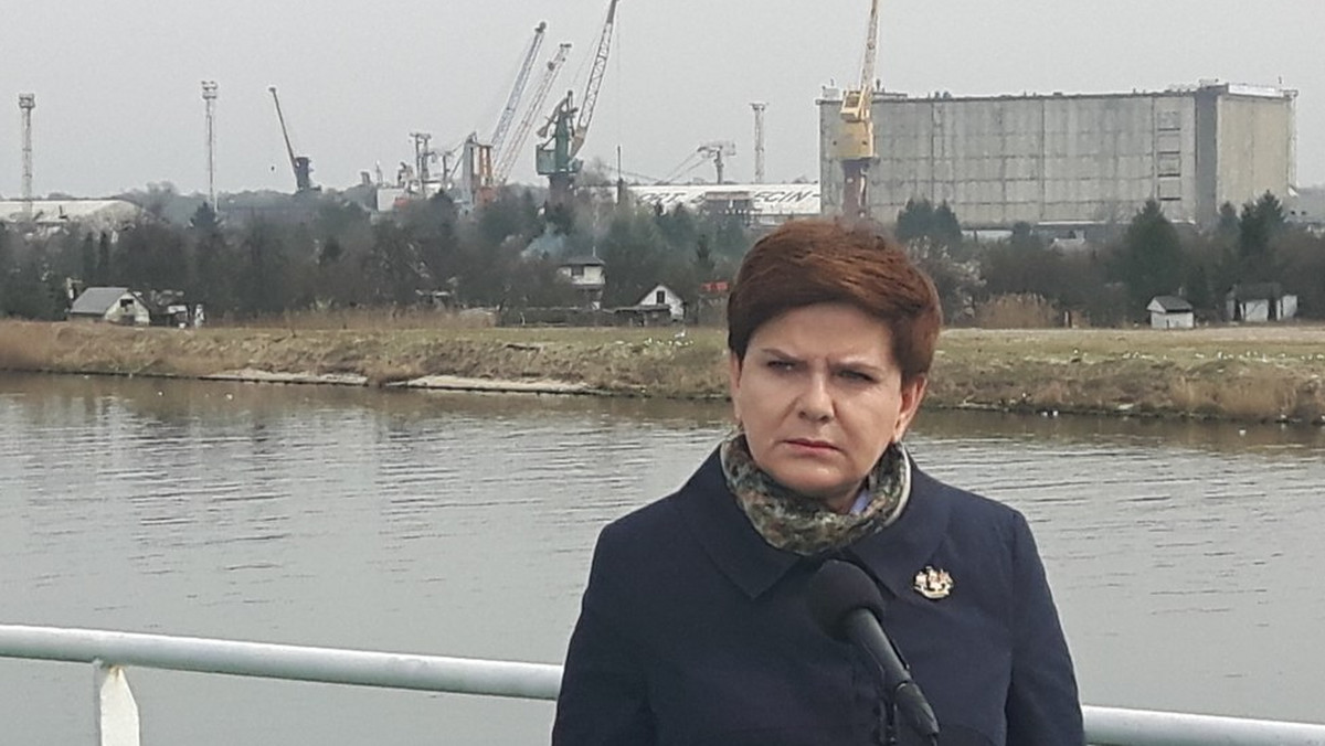 - Nie ma tematu ustawy antyaborcyjnej w rządzie. To tylko projekt obywatelski - powiedziała na dzisiejszej konferencji w Szczecinie premier Beata Szydło, dodając, że jej dotychczasowe opinie w tej sprawie miały charakter "prywatny". Tuż obok słychać było okrzyki "Moja macica to nie twoja broszka!".