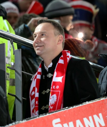 Andrzej Duda w Wiśle kibicował polskim skoczkom. Prezydent wyściskał Kamila Stocha