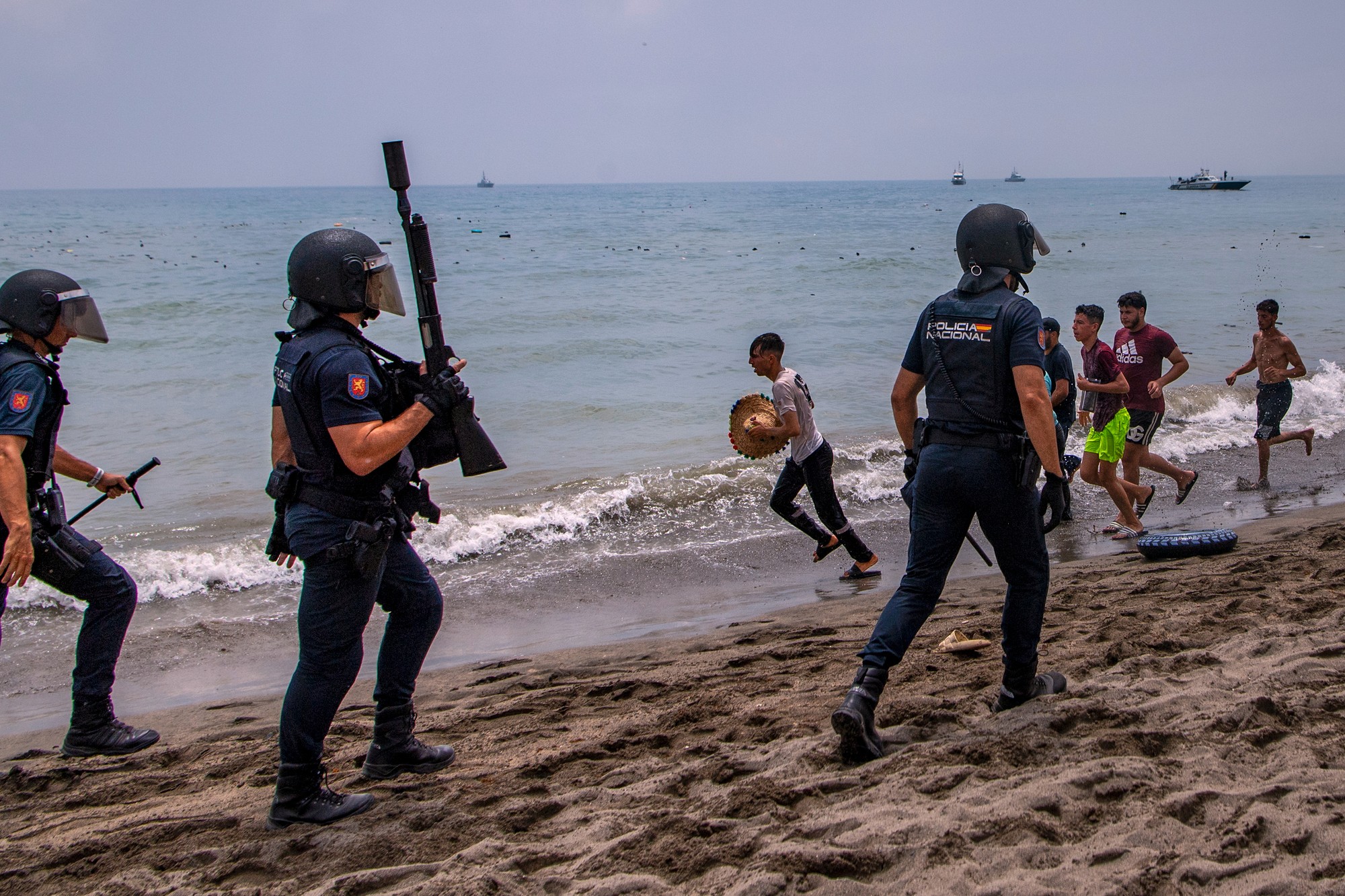 Tisíce migrantov prenikli do španielskej enklávy Ceuta.