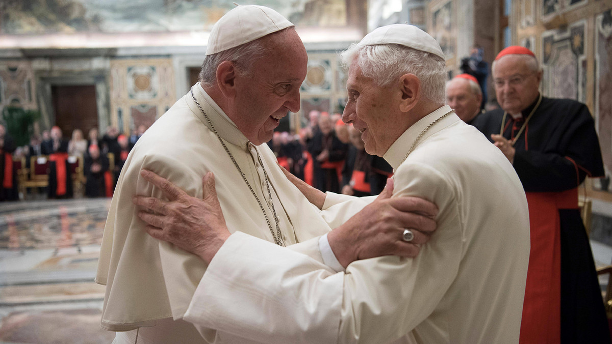 W Watykanie konserwatywni kardynałowie wykorzystują Benedykta w walce przeciw złagodzeniu celibatu