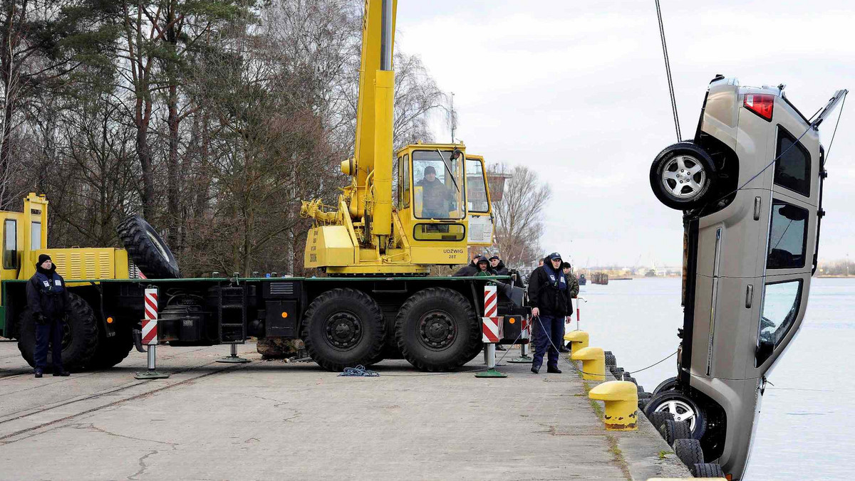 Nurkowie znaleźli ciało pasażera samochodu, który w nocy wpadł do kanału portowego w Świnoujściu (Zachodniopomorskie) - poinformował rzecznik tamtejszej straży pożarnej kpt. Marek Boratyński.