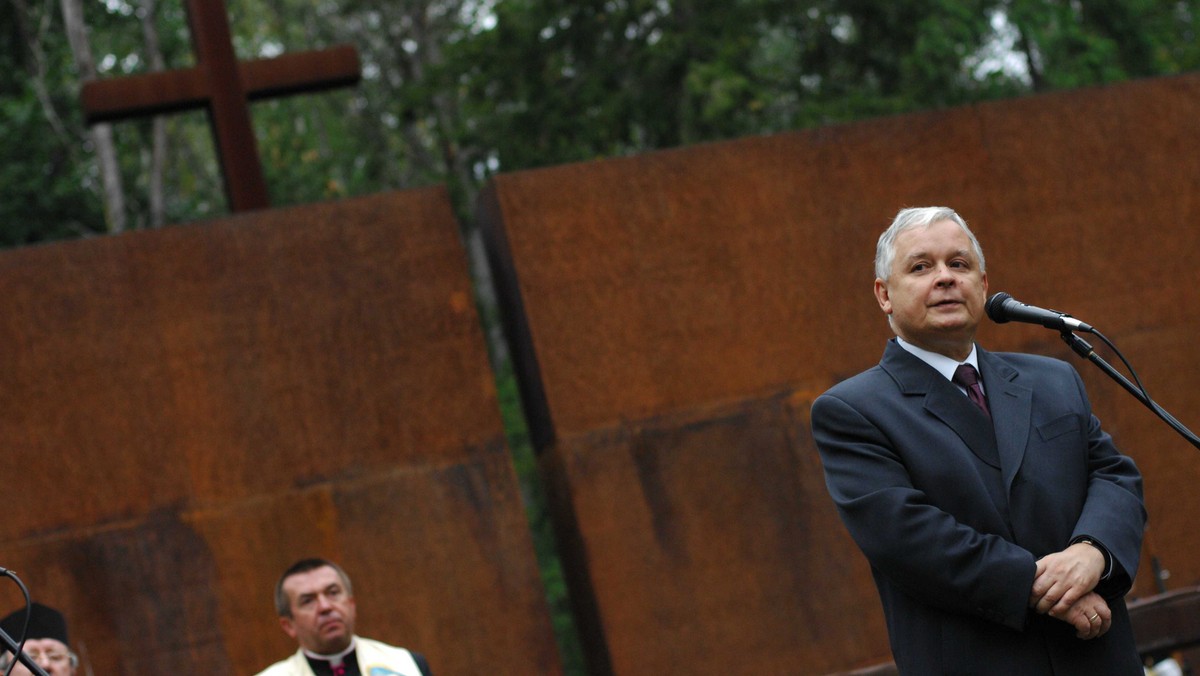 Wolałbym, żeby w tym roku Lech Kaczyński nie pojechał do Katynia. Będzie chciał tam uprawiać politykę na użytek kampanii wyborczej. Dialog polsko-rosyjski nie był dla niego ważny przez cztery lata. Dzisiaj prezydent zastanawia się, czy dostanie rosyjską wizę, choć jej nie potrzebuje. Żałosne - komentuje zachowanie Lecha Kaczyńskiego po zaproszeniu Donalda Tuska do Katynia Marek Siwiec.