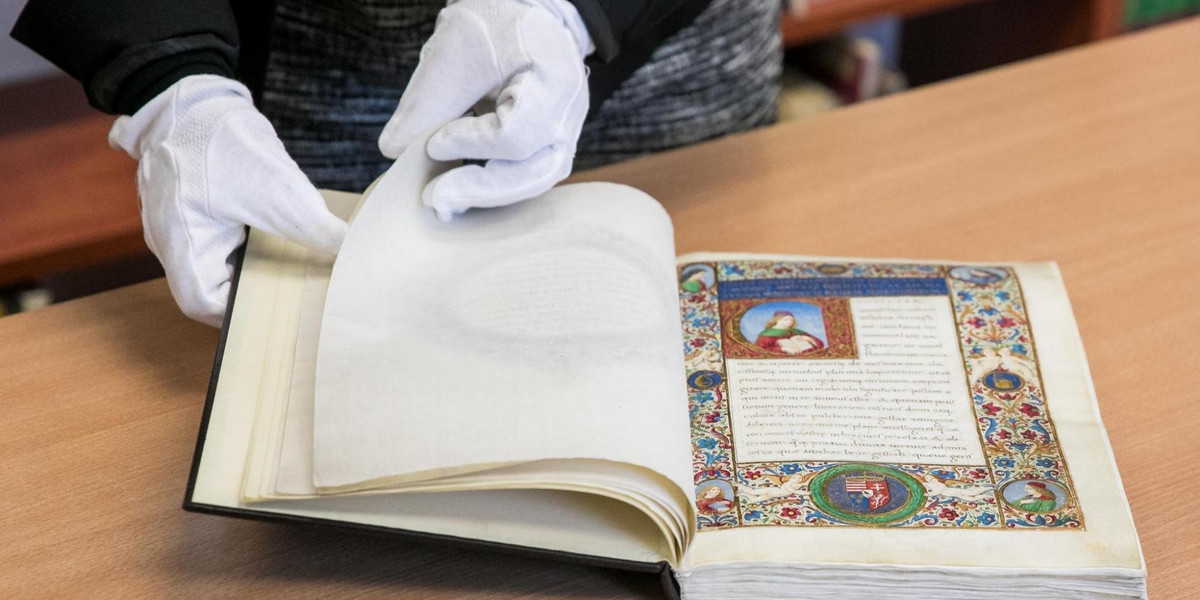 Bezcenny manuskrypt zostanie w Polsce? Historyk ujawnia, co stanie się z Kodeksem Korwina. 