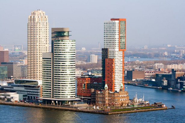 Rotterdam jest znany z rozwiniętej infrastruktury transportowej: ma kilka linii metra, 36 linii autobusowych o łącznej długości tras przekraczającej 430 kilometrów oraz 9 linii tramwajowych o długości około 100 kilometrów. Na zdjęciu: Rotterdam zimą