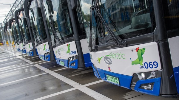 Każdy z autobusów może zmieścić 141 pasażerów, w tym 42 osoby na miejscach siedzących.