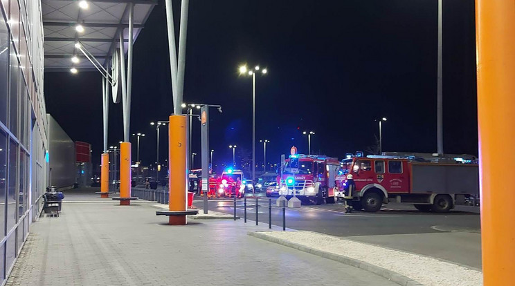 A tűzoltóknak mindenkit ki kellett menekíteni a maglódi Auchan áruházból