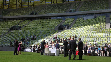 Wow! Wzięli ślub na stadionie