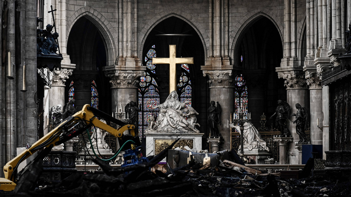 Katedra Notre Dame pilnie potrzebuje wzmocnienia. Jak wynika z początkowej oceny szkód spowodowanych przez pożar - jej konstrukcja jest niestabilna - informuje "The Art Newspaper".
