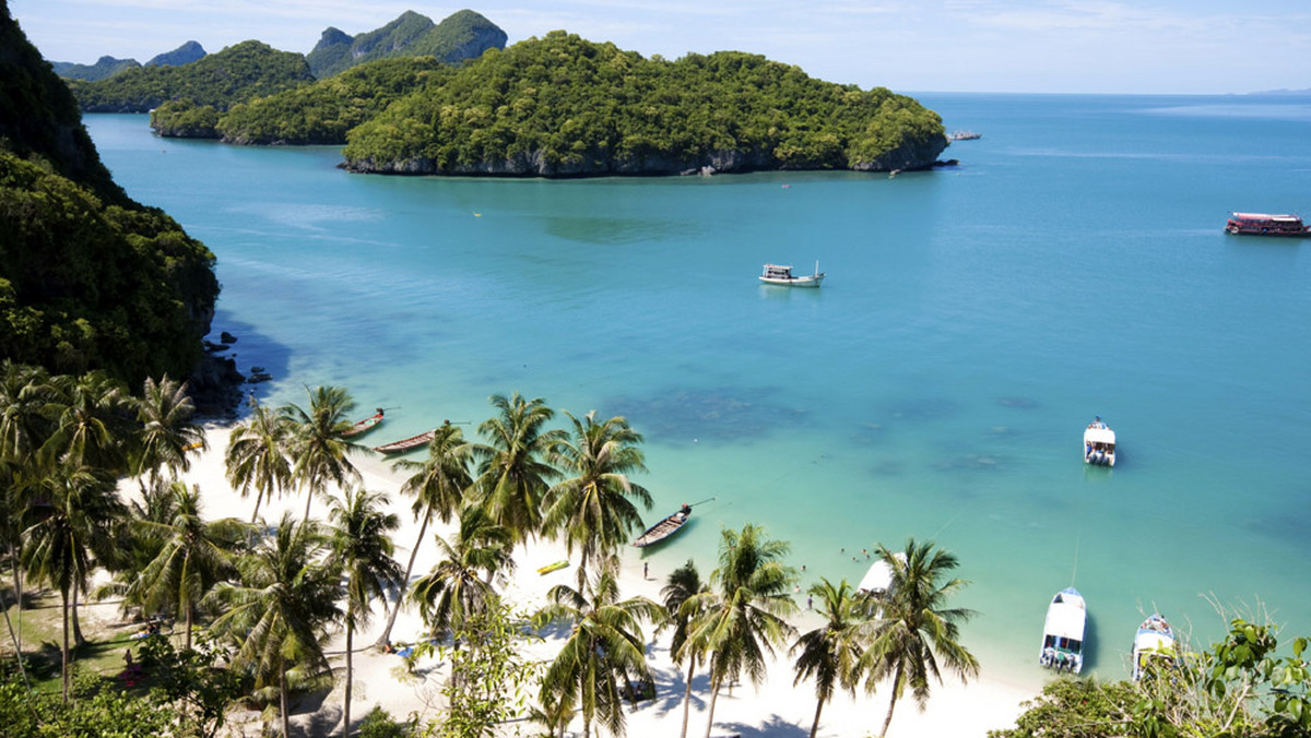 Uszkodzenie podwodnego kabla energetycznego pozbawiło prądu popularną wśród turystów wyspę Ko Samui na południu Tajlandii. Środa była tam drugim dniem bez światła i - co gorsza - bez klimatyzacji. Wielu turystów rezygnuje z urlopów w takich warunkach.