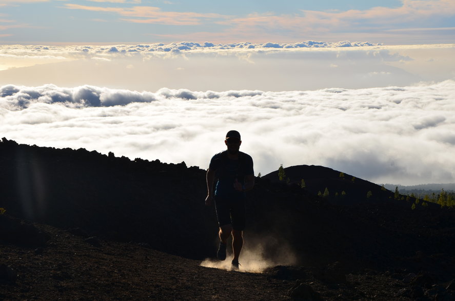 Morze chmur widoczne ze szlaku S-13. W oddali La Gomera, Park Narodowy Teide, Teneryfa.