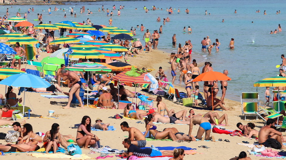 Zatłoczone plaża na Półwyspie Salentyńskim, Włochy (zdjęcie ilustracyjne)