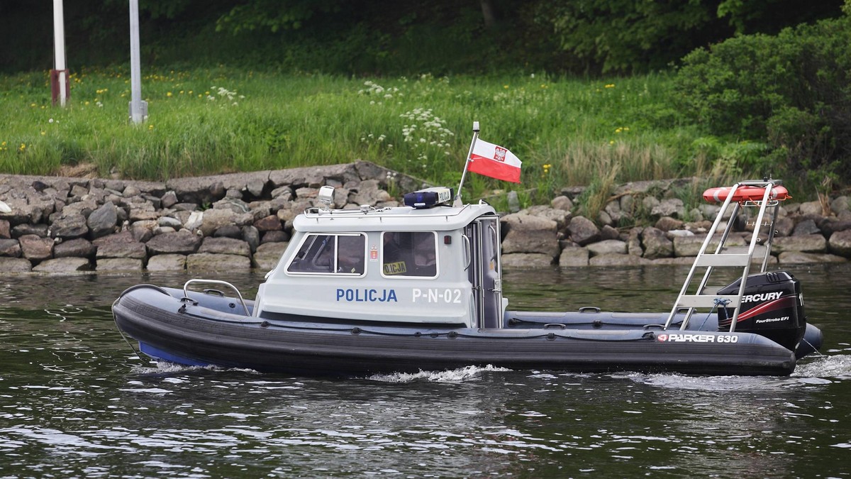 Makabryczne odkrycie w rzece Narew. W dłoni trzymał wędkę