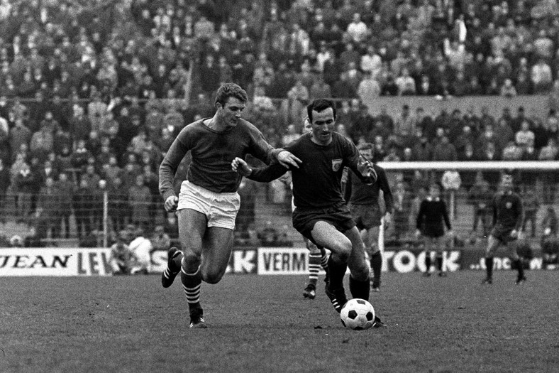 Rok 1968. Waldemar Słomiany (z lewej) podczas meczu z Bayernem Monachium. 