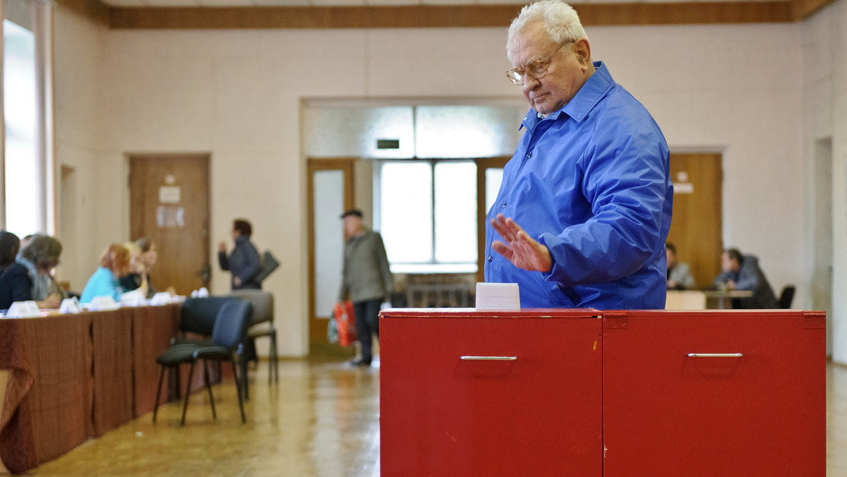 Pięć białoruskich ugrupowań opozycyjnych wydało w niedzielę wspólne oświadczenie, w którym zapowiadają, że ze względu na obserwowane nieprawidłowości nie uznają wyborów do niższej izby parlamentu, Izby Reprezentantów, za demokratyczne.