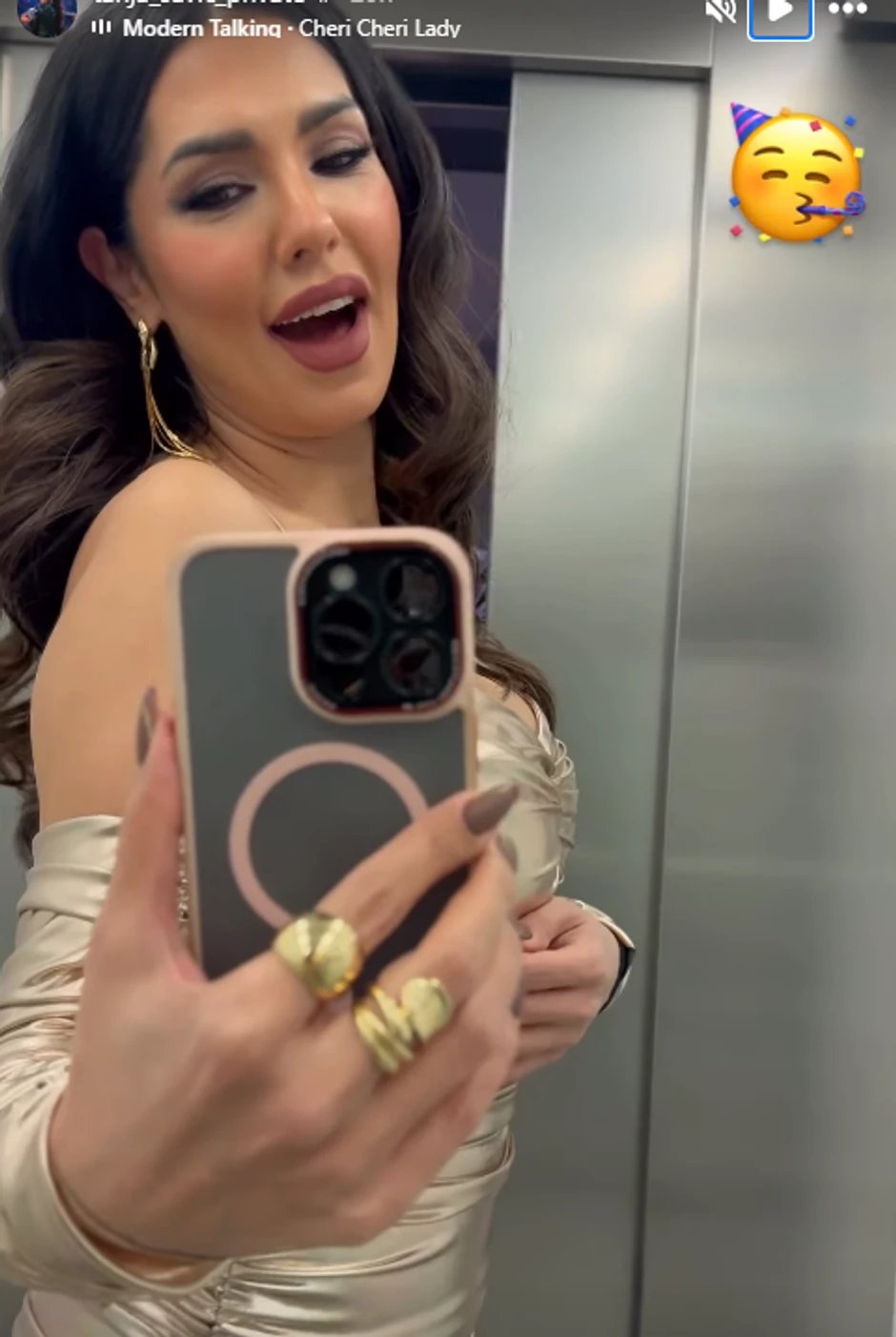 Tanja Savić u zlatnoj haljini