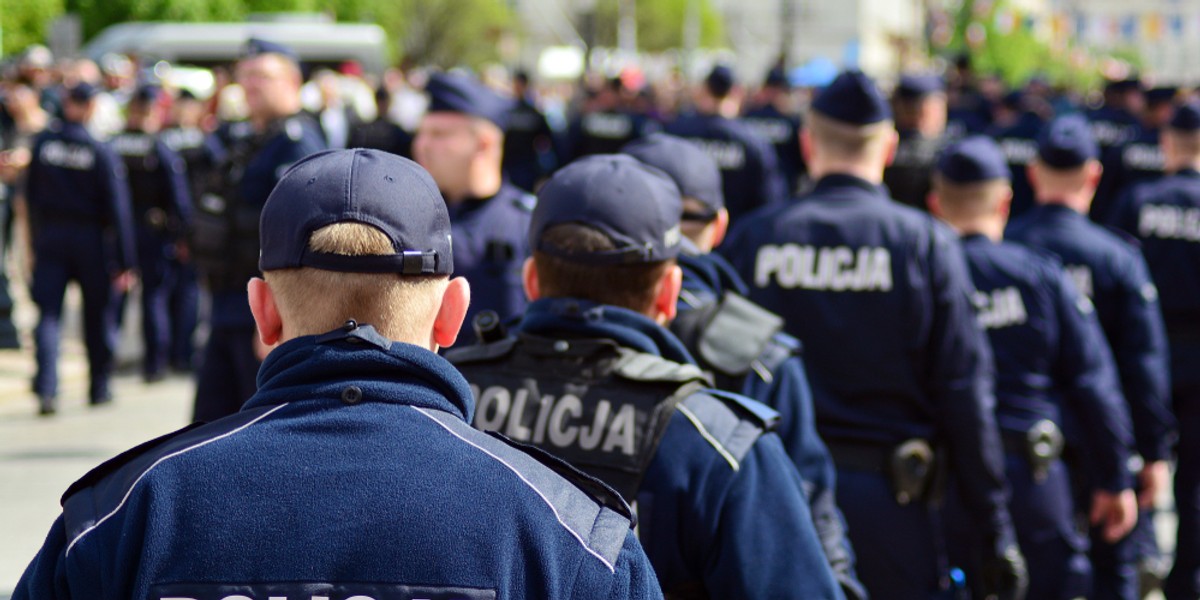 Sejm uchwalił nowelizację ustawy, która przyznaje pracownikom mundurowym prawo do emerytury po 25 latach służby bez konieczności ukończenia 55 lat.