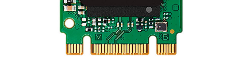 SSD M.2 ze złączem SATA i PCI Express na pierwszy rzut oka wyglądają identycznie. Jedyna różnica: SSD M.2 SATA mają dwa wcięcia. Przez styki teoretycznie można przesyłać do 600 MB danych na sekundę