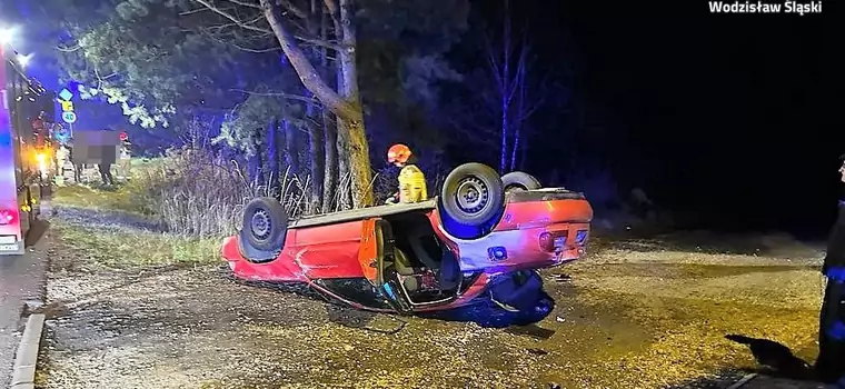 Policjanci zobaczyli Audi leżące na dachu. Nie wystawili mandatu