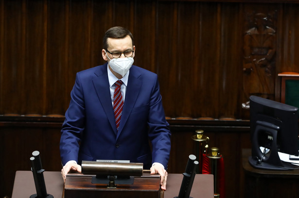 Premier Mateusz Morawiecki na sali obrad,